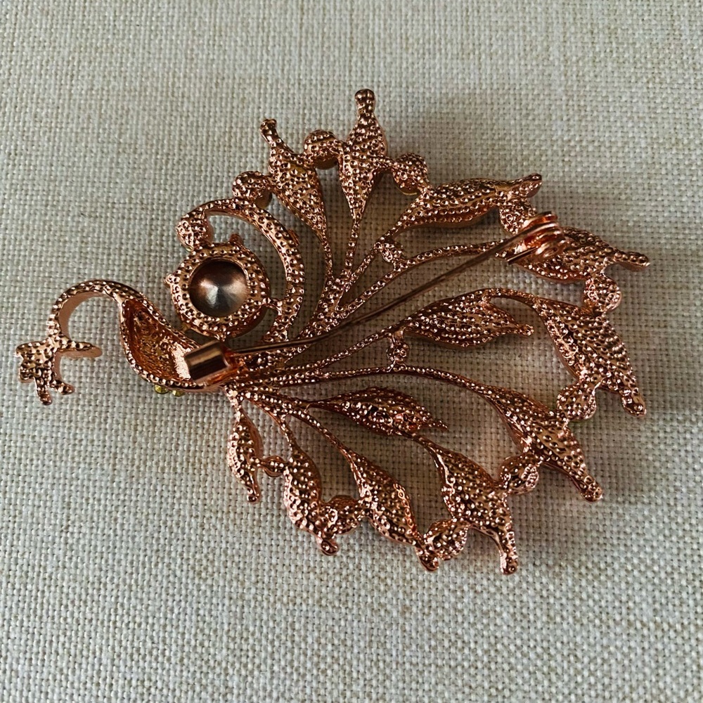 Nice brooch .
Not gold.
0081 - Picture 3 of 4
